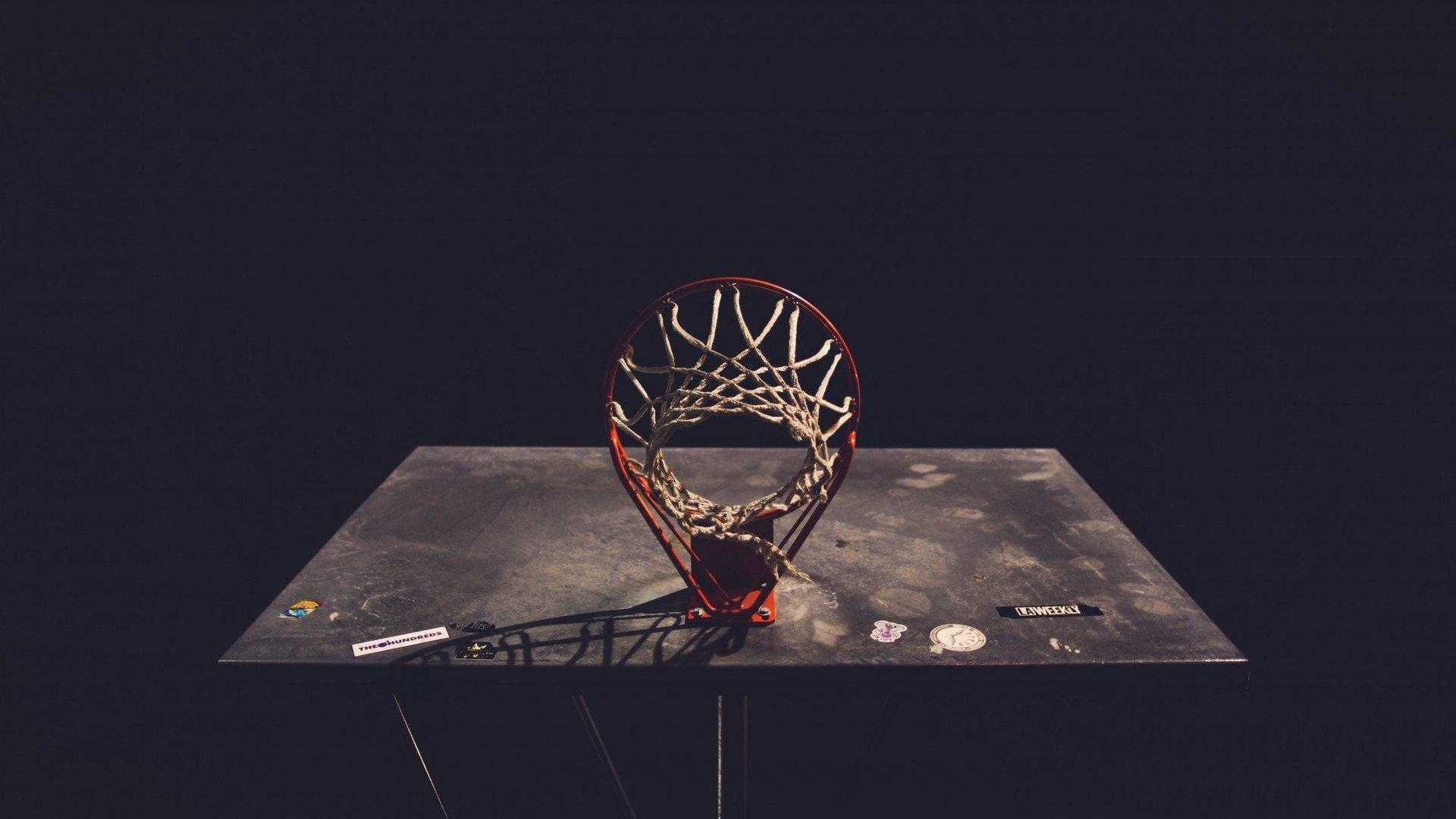 冲击六星！安帅参观巴西博物馆凝视世界杯奖杯，比划再放一座引爆足坛